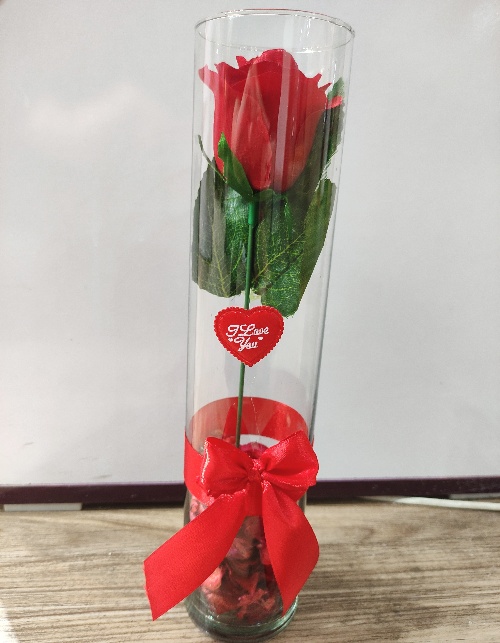 گل مصنوعی قرمز داخل شیشه(سور و سات)